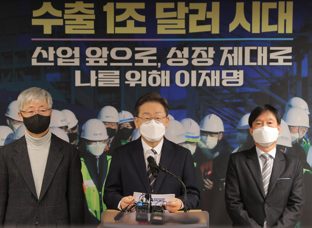 이재명(가운데) 더불어민주당 대선 후보가 12일 서울 한국산업기술진흥협회에서 산업 분야 정책 공약을 발표하고 있다. /권욱기자