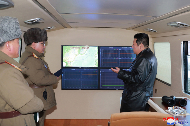 김정은 북한 국무위원장이 지난 11일 극초음속 미사일 시험 발사를 지켜보고 있다./연합뉴스