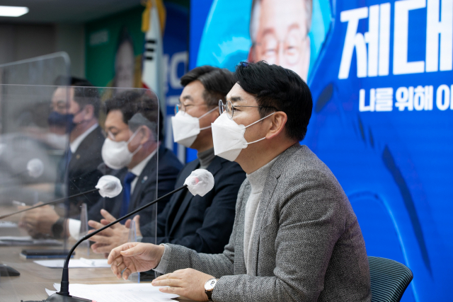 박용진 더불어민주당 의원이 지난 7일 민주당 중앙당사에서 열린 선대위 본부장단 회의에서 발언하고 있다. / 권욱 기자