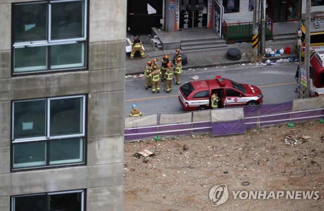 광주 서구 화정아이파크 주상복합아파트 붕괴 사고 사흘째를 맞은 13일 오전 실종자 6명을 찾기 위해 구조대가 준비하고 있다. /사진=연합뉴스