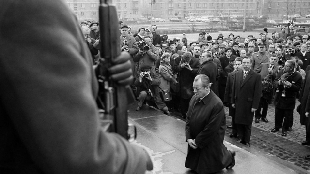 1970년 12월 7일 폴란드 바르샤바 유대인 위령탑앞에서 무릎꿇고 사죄하는 빌리 브란트 서독 총리/사진출처=독일 총리실