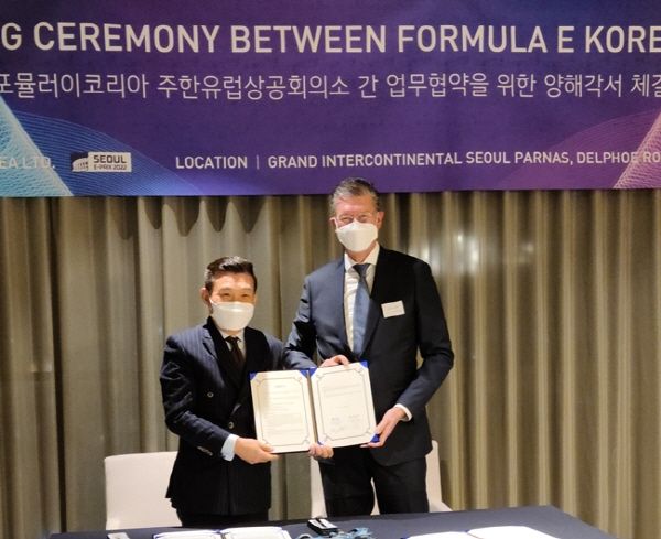문재식(왼쪽) 포뮬러E코리아 회장과 디어크 루카트 ECCK 회장이 ‘포뮬러E 서울대회’ 성공을 위한 업무협약을 체결한 뒤 기념촬영을 하고 있다. /사진 제공=포뮬러E코리아