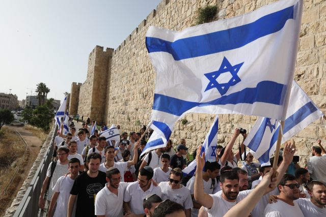 이스라엘인들이 지난해 5월 예루살렘에서 '예루살렘의 날'을 축하하는 행진을 하고 있다. '예루살렘의 날'은 이스라엘이 1967년 제3차 중동전쟁 승리로 동예루살렘을 차지한 것을 기념하는 날이다./EPA=연합뉴스