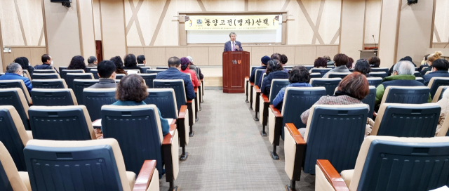 와이즈유 영산대학교 교육연수원과 경남 양산 웅상문예원이 '인문고전 맹자' 강의를 진행하고 있다./사진제공=영산대