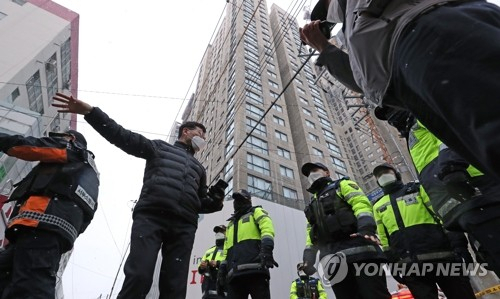 광주 서구 화정아이파크 아파트 사고 현장 수습하는 경찰 /사진=연합뉴스