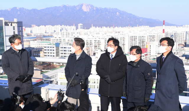 이재명(왼쪽 두번째) 더불어민주당 대선 후보가 13일 서울 노원구의 노후아파트 단지를 둘러보고 있다. / 권욱 기자