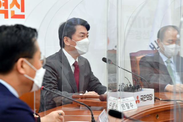 안철수 국민의당 대선 후보가 13일 국회에서 열린 중앙선거대책위원회의에서 발언하고 있다./권욱 기자