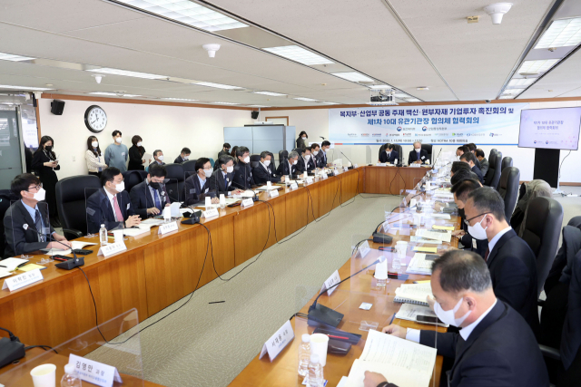 13일 서울 염곡동 코트라에서 열린 글로벌 백신 허브화 유관기관장 협의체 협력회에서 관련 기관 관계자들이 회의를 하고 있다. /사진 제공=중진공