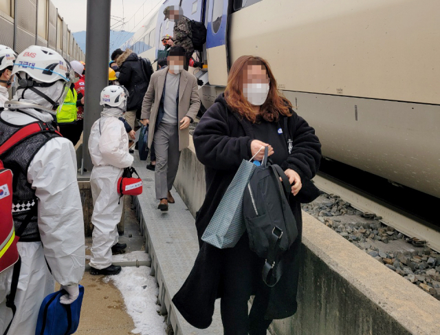 지난 5일 KTX-산천 열차가 충북 영동터널 인근에서 탈선한 뒤 승객들이 대체열차 탑승을 위해 이동하고 있다. /사진제공=영동소방서