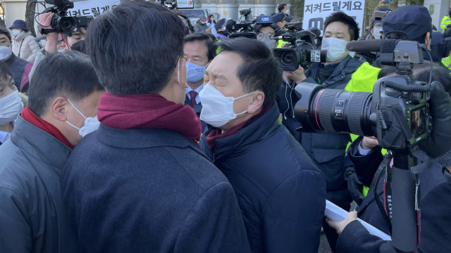 MBC가 윤석열 대선 후보 부인 김건희 씨의 7시간 통화 녹음 내용을 보도할 것이라고 예고한 가운데 14일 오전 국민의힘 김기현 원내대표 등 원내지도부가 MBC를 항의 방문하고 있다. /국회사진기자단