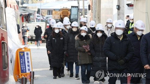 광주 서구 화정동 신축아파트 붕괴사고 나흘째인 14일 오전 실종자 가족들이 사고 현장을 살펴본 뒤 이동하고 있다. /사진=연합뉴스