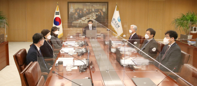 이주열 한국은행 총재가 14일 오전 서울 중구 한국은행에서 열린 금융통화위원회 본회의에서 회의를 주재하고 있다. / 사진제공=한은