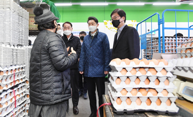 이억원(오른쪽 두 번째) 기획재정부 차관이 14일 서울 가락동 농수산물 도매시장을 방문해 상인과 대화하고 있다. /사진 제공=기획재정부
