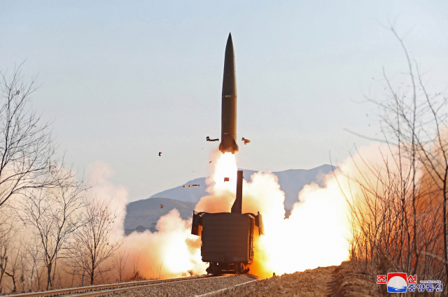 북한은 14일 철도기동 미사일연대가 검열사격훈련을 진행했다고 15일 밝혔다. /조선중앙통신