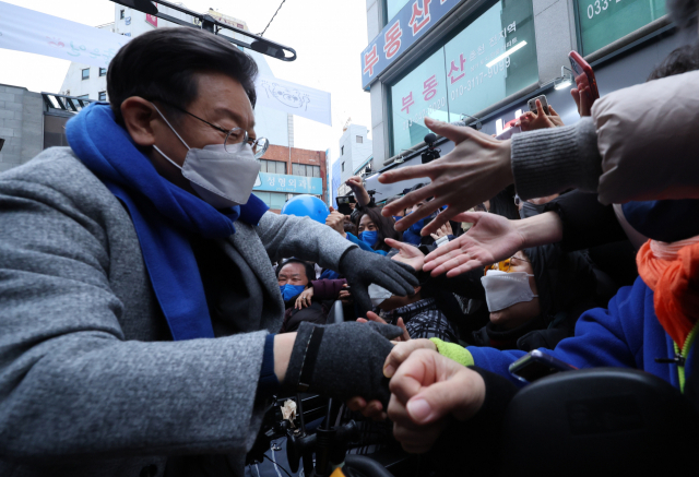 이재명 더불어민주당 대선후보가 15일 강원도 춘천시 명동거리를 방문, 시민들과 인사하고 있다. /연합뉴스