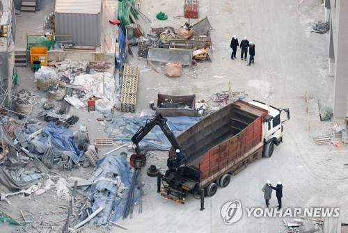 광주 서구 화정동 신축아파트 붕괴사고 닷새째인 15일 오전 사고 현장에서 관계자들이 잔해물을 치우고 있다. /사진=연합뉴스