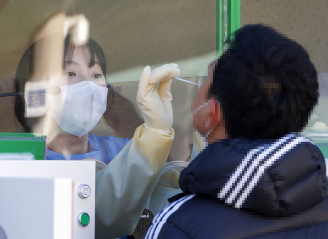 지난14일 오후 서울 신도림역에 마련된 서울시 직영 ‘코로나19 검사소’에서 한 시민이 검사를 받고 있다. /연합뉴스