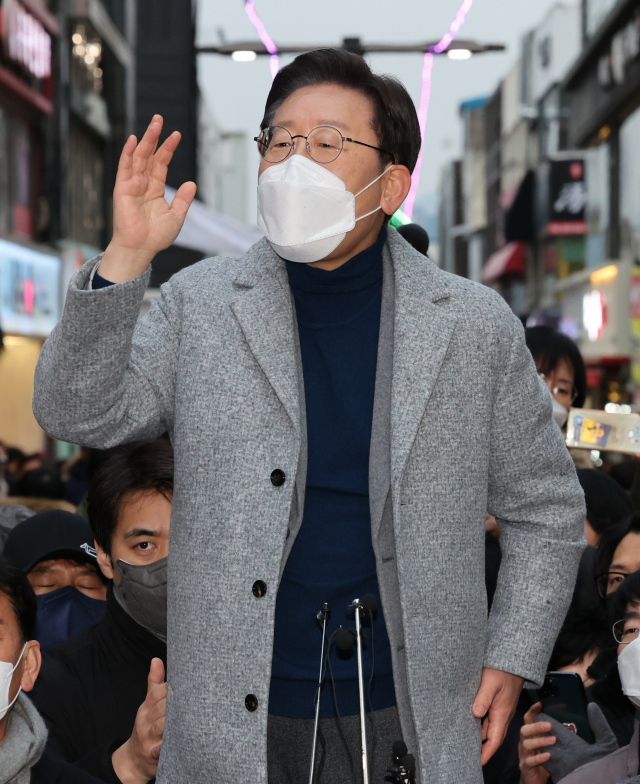 이재명 더불어민주당 대선 후보가 15일 강원도 춘천 명동거리에서 시민들을 만난 뒤 즉석연설을 하고 있다. / 연합뉴스
