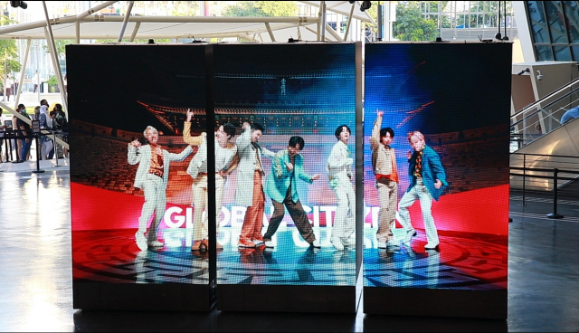 16일 한국의날을 시작으로 20일까지 이어지는 두바이엑스포 '한국주간'을 알리기 위해 BTS가 숭례문에서 공연한 '퍼미션 투 댄스' 영상이 두바이 현지 한국관 중정에서 상영중이다. /사진제공=문화재청