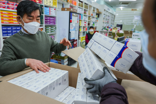 지난 4일 오전 서울 구로구의 한 지정 약국에 전날 한국에 도착한 코로나19 먹는 치료제 '팍스로비드'가 도착해 약국 관계자와 국내 유통사 관계자가 수량을 확인하고 있다. /연합뉴스