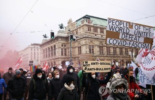 오스트리아 빈에서 코로나19 방역 정책에 반대하는 인파가 주말을 맞아 거리로 나와 시위를 벌이고 있다./로이터연합뉴스