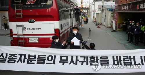 광주 신축아파트 붕괴사고 7일째인 17일 오후 사고 현장 부근에서 화정동 아이파크 예비입주자대표회의 대표가 정몽규 회장의 책임 없는 사퇴를 규탄하는 성명서를 낭독하고 있다. /사진=연합뉴스