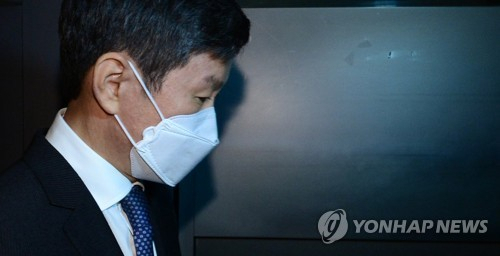 광주 건설 현장에서 잇따라 대형 사고를 일으킨 HDC현대산업개발의 정몽규 회장이 17일 오전 서울 용산구 현대산업개발 본사에서 열린 대국민 사과 기자회견을 마친 뒤 행사장을 빠져나가고 있다. /사진=연합뉴스