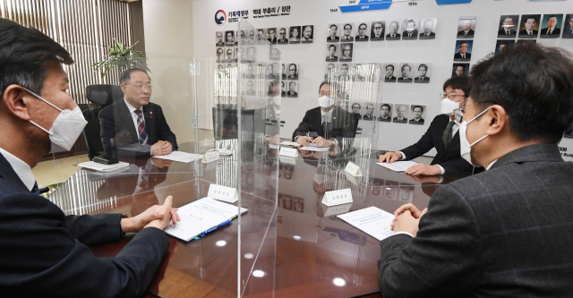 홍남기(왼쪽 두 번째) 부총리 겸 기획재정부 장관이 17일 정부세종청사에서 열린 외청장 회의에 참석해 있다./사진 제공=기획재정부