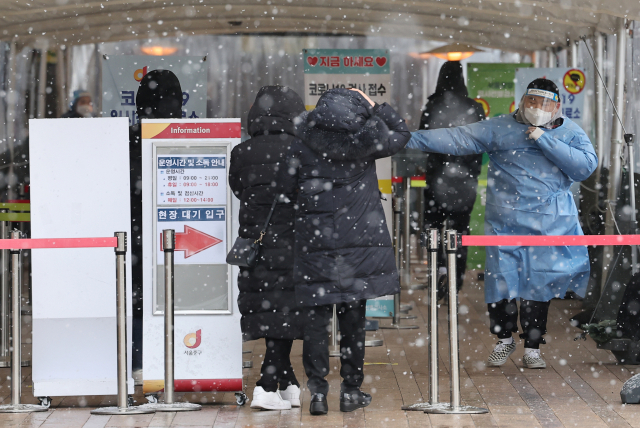 오후 9시까지 전국에서 3,334명 확진…18일 4,000명 안팎 예상