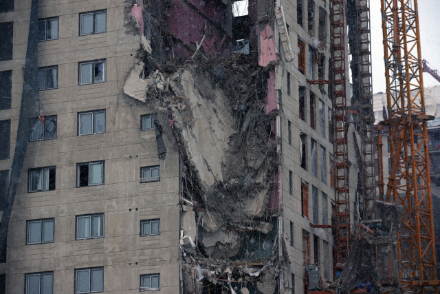 지난 11일 오후 4시께 광주 서구 화정동에서 신축 공사 중인 고층아파트의 외벽이 무너져내렸다./광주=연합뉴스