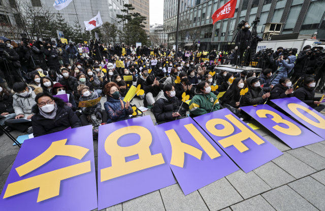 지난 5일 서울 종로구 연합뉴스 사옥 앞에서 열린 ‘수요시위 30주년 기념, 일본군성노예제 문제해결을 위한 1525차 정기 수요시위’에서 참석자들이 박수를 치고 있다./연합뉴스