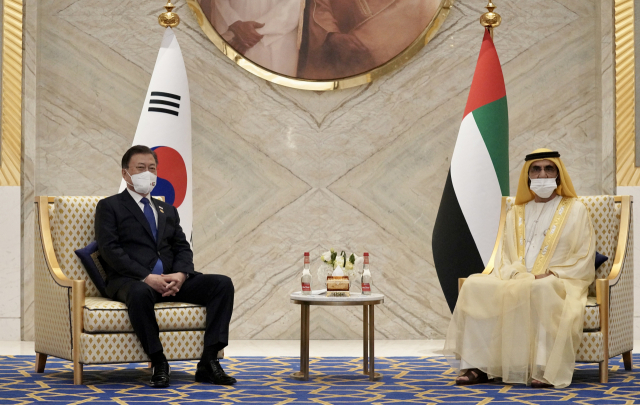문재인 대통령이 16일(현지 시간) 두바이 엑스포 리더십관에서 셰이크 무함마드 빈 라시드 알막툼 UAE 총리 겸 두바이 군주와 회담을 하고 있다. /연합뉴스