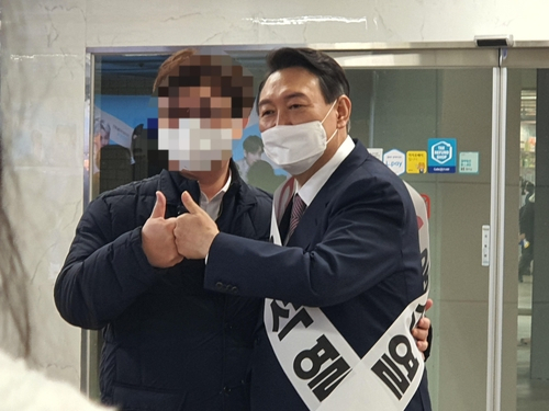 을지로 입구역 등장한 윤석열…퇴근길 인사