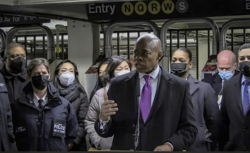 중국계 미국인 미셸 고가 맨해튼 타임스스퀘어 인근 지하철역에서 떠밀려 숨진 것과 관련해 에릭 에덤스 뉴욕시장이 발언을 하고 있다. /AP연합뉴스