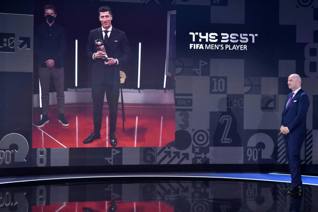 FIFA 올해의 선수에 레반도프스키…메시·살라 제치고 2년 연속 수상
