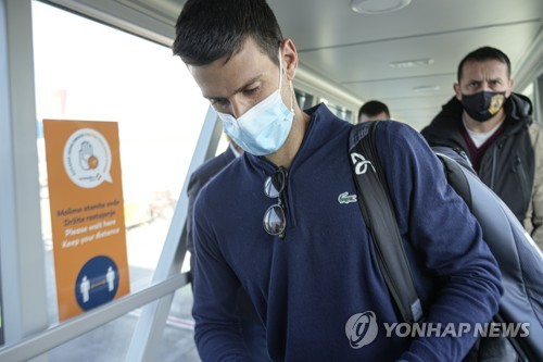 (베오그라드 AP=연합뉴스) 마스크를 쓴 노바크 조코비치가 17일(현지시간) 세르비아의 베오그라드 공항을 통해 입국하고 있다. 2022.1.17. photo@yna.co.kr