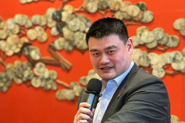 야오밍(오른쪽) 중국 중국 농구협회 주석이 17일 베이징에서 열린 미디어 행사에 참석해 발언하고 있다. /로이터연합뉴스