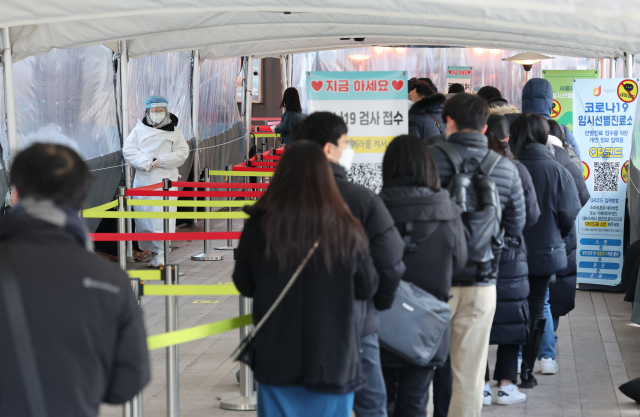코로나19 임시선별진료소를 찾은 시민들이 검사를 위해 줄을 서 있다./연합뉴스