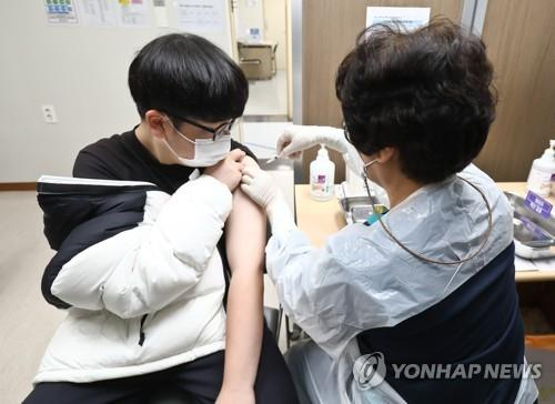 지난해 10월 서울시 양천구 홍익병원에서 한 고등학교 학생이 코로나19 백신 접종을 받고 있다./연합뉴스