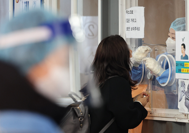 코로나19 임시 선별검사소에서 시민들이 검사를 받고 있다. /연합뉴스