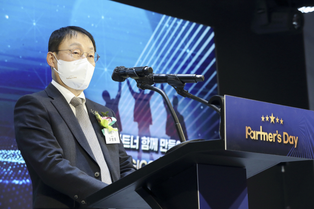 구현모 KT 대표가 18일 열린 제8회 KT 파트너스데이에서 환영사를 하고 있다. /사진제공=KT