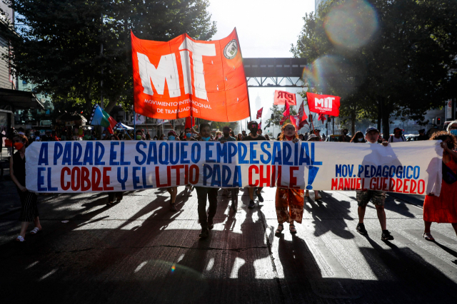 지난 7일 칠레 산티아고에서 리튬 개발에 대한 정부 계획에 반대하는 시위대가 '칠레를 위한 구리와 리튬'이라는 현수막을 든 채 행진하고 있다. 칠레는 오는 3월 좌파인 가브리엘 보리치 정부 출범을 앞두고 자원 개발을 국유화해야 한다는 논쟁이 불붙고 있다. /AFP연합뉴스