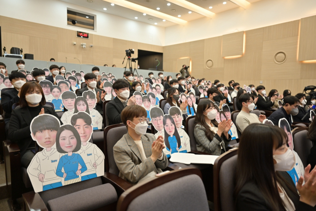 ‘삼성청년SW아카데미(SSAFY)’ 7기 입학생들이 18일 서울 강남구 ‘SSAFY’ 서울캠퍼스에서 열린 입학식에서 축사를 들은 뒤 박수를 치고 있다. /사진 제공=삼성전자