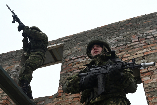 러시아군이 17일(현지 시간) 우크라이나 접경 지역인 러시아 로스토프 지역에서 실전에 대비한 훈련을 벌이고 있다. /로이터연합뉴스