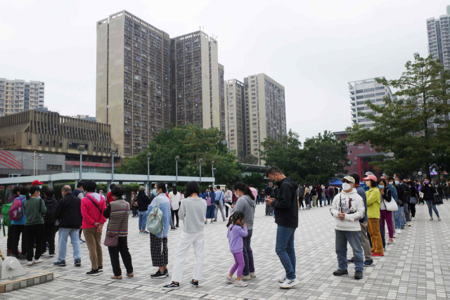 지난달 9일 홍콩 주민들이 웡타이신 지구에 임시로 마련된 신종코로나바이러스감염증(코로나19) 검사소를 방문해 줄지어 차례를 기다리고 있다./AFP연합뉴스