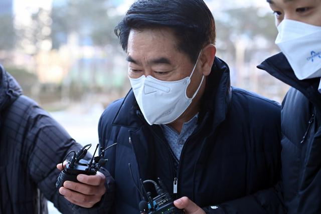 뇌물수수 혐의 등으로 구속영장이 청구된 최윤길 전 성남시의회 의장이 18일 경기도 수원지방법원에서 열린 영장실질심사에 출석하고 있다. /수원=연합뉴스