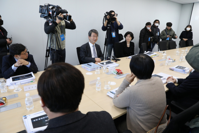 김지형(가운데) 삼성준법감시위원회 초대 위원장이 지난 2020년 2월 준법감시위원들과 대화하고 있다./연합뉴스