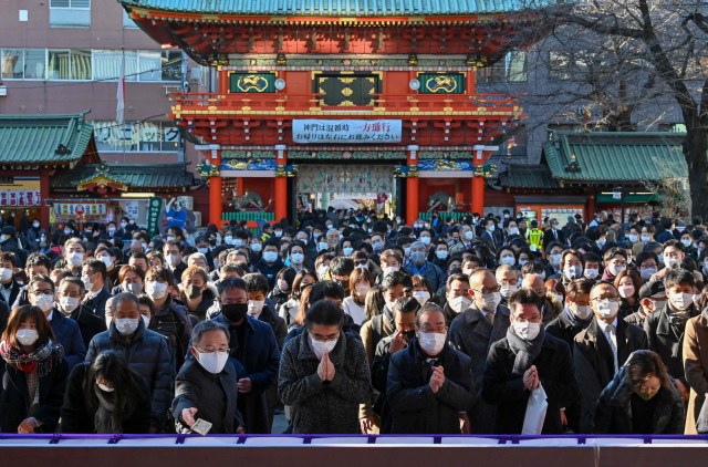 도쿄 신사 찾아 새해 소망 비는 일본인들./AFP연합뉴스
