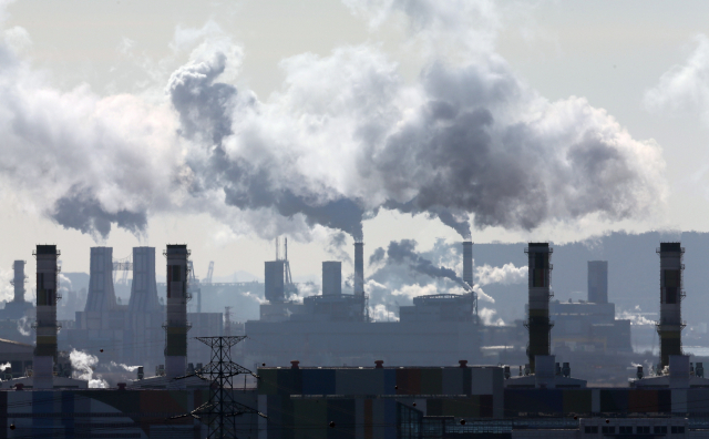 한은 '단순한 온실가스 배출 억제는 산업에 부담만'