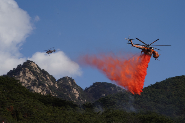 산림청이 초대형 헬기 등을 투입해 북한산에서 산불진화훈련을 실시하고 있다. 사진제공=산림청